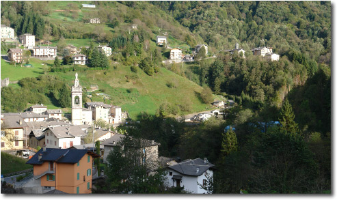 Averara, sullo sfondo la chiesetta di Redivo vista dalla strada provinciale per S.Brigida