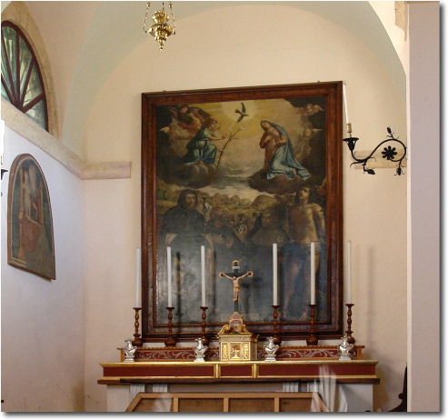 L'interno della chiesetta di San Rocco a Lavaggio