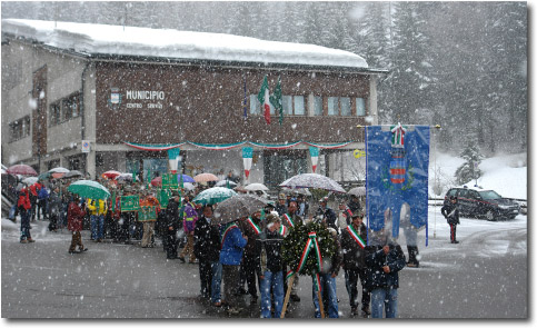 Partenza corteo dal Municipio di Foppolo sotto intensa nevicata