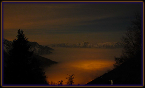 Lago di nebbia notturno in Valle Brembana