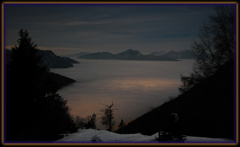 Lago di nebbia notturno in Valle Brembana