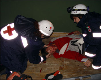 Soccorritori in azione al buio