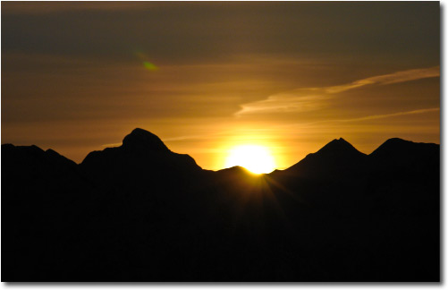 L'Alba dal Monte Avaro, il sole sorge dal Monte Pegherolo